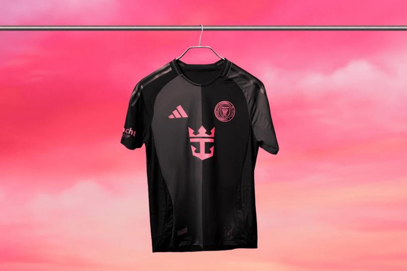 &laquo;Интер Майами&raquo; Месси показал выездную форму на 2025 год. Комплект посвящен Форт-Лодердейлу, где клуб выступит последний сезон до переезда на новый стадион в Майами