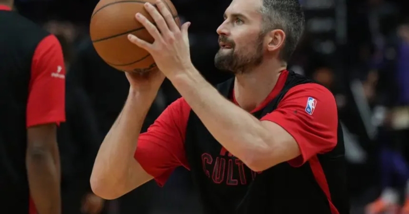 Лав пришел в раздевалку «Кэвз», чтобы извиниться перед Мобли за подвернутый голеностоп. У форварда «Хит» 18-й размер обуви