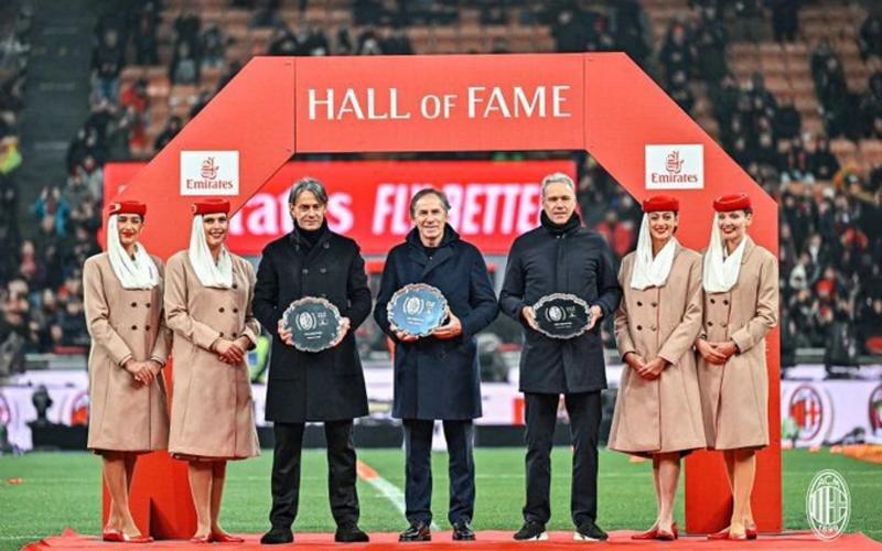 &laquo;Милан&raquo; устроил церемонию со световым шоу и музыкой по случаю 125-летия перед матчем с &laquo;Дженоа&raquo; на &laquo;Сан-Сиро&raquo;. На поле вышли легенды клуба с трофеями, троих включии в Зал славы